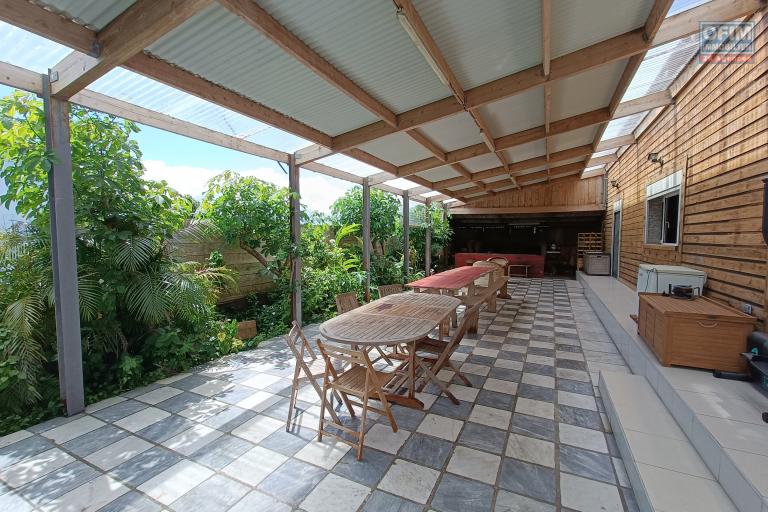 A Vendre à Sainte-Anne magnifique villa 5 chambres de 200 m2 habitables + 100 m2 de varangue