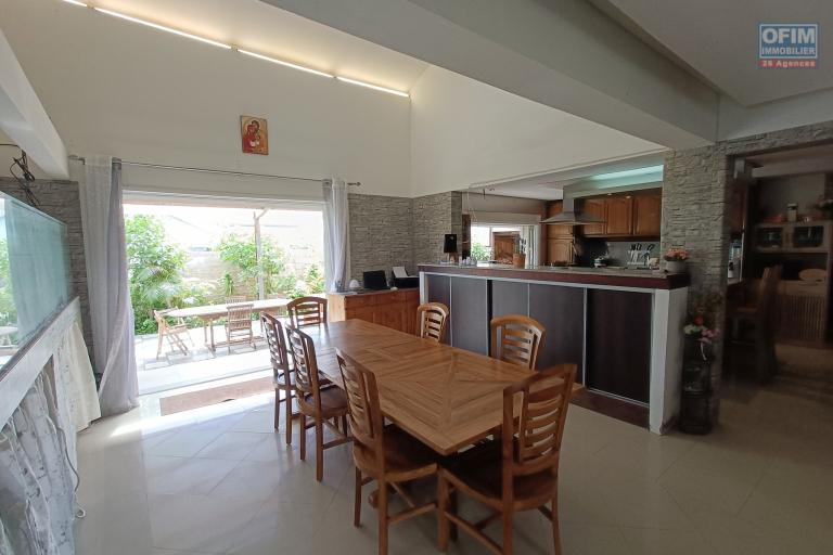 A Vendre à Sainte-Anne magnifique villa 5 chambres de 200 m2 habitables + 100 m2 de varangue