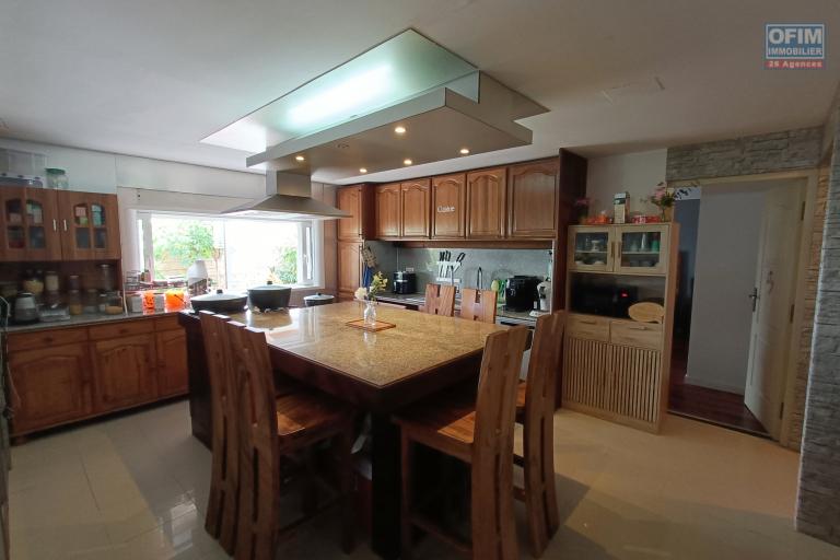 A Vendre à Sainte-Anne magnifique villa 5 chambres de 200 m2 habitables + 100 m2 de varangue