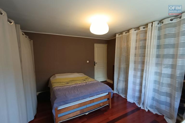 A Vendre à Sainte-Anne magnifique villa 5 chambres de 200 m2 habitables + 100 m2 de varangue