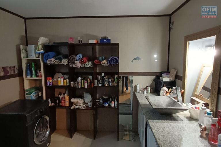 A Vendre à Sainte-Anne magnifique villa 5 chambres de 200 m2 habitables + 100 m2 de varangue