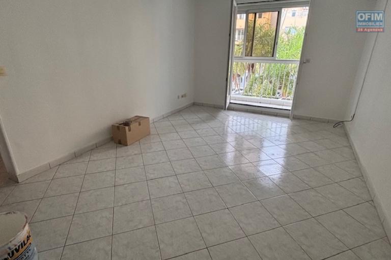A vendre T3 rue Jean Albany à St Denis, proche de toutes les commodités.