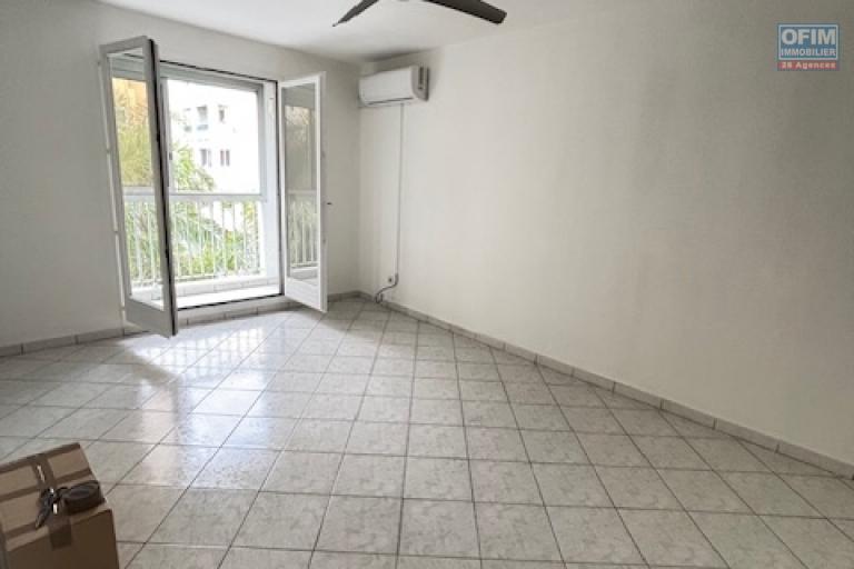 A vendre T3 rue Jean Albany à St Denis, proche centre ville et de toutes les commodités.