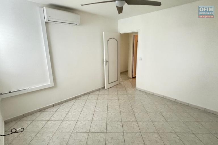 A vendre T3 rue Jean Albany à St Denis, proche de toutes les commodités.