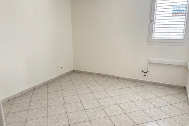 A vendre T3 rue Jean Albany à St Denis, proche de toutes les commodités.