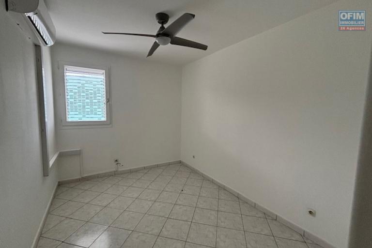 A vendre T3 rue Jean Albany à St Denis, proche centre ville et de toutes les commodités.