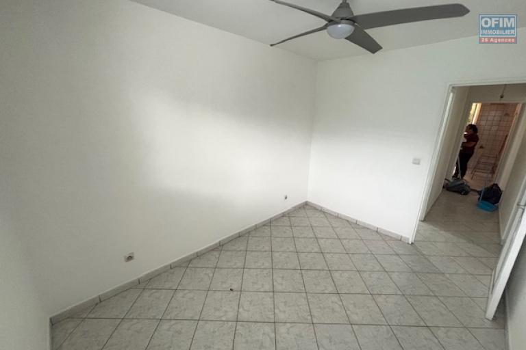 A vendre T3 rue Jean Albany à St Denis, proche centre ville et de toutes les commodités.