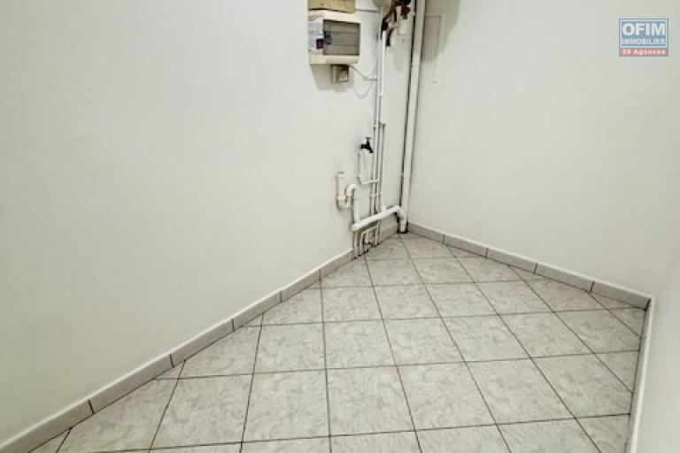 A vendre T3 rue Jean Albany à St Denis, proche de toutes les commodités.