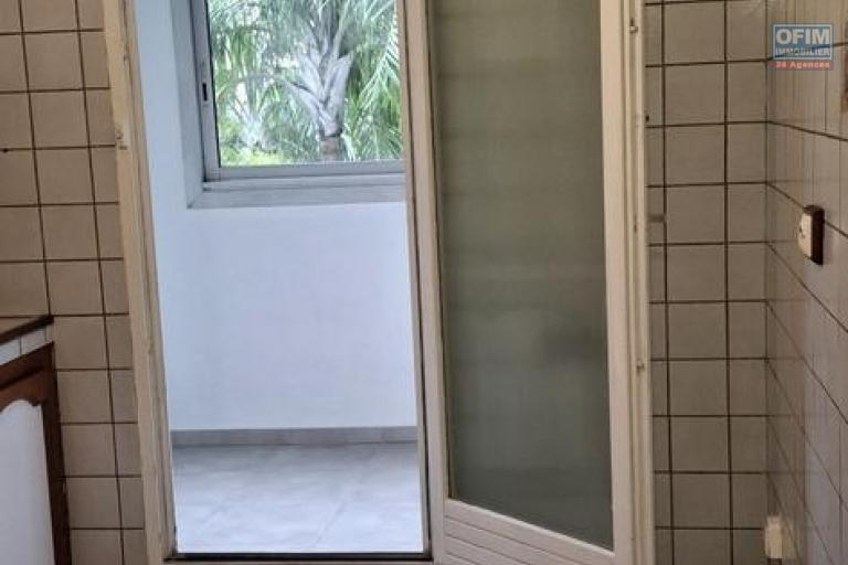 A vendre T3 rue Jean Albany à St Denis, proche de toutes les commodités.