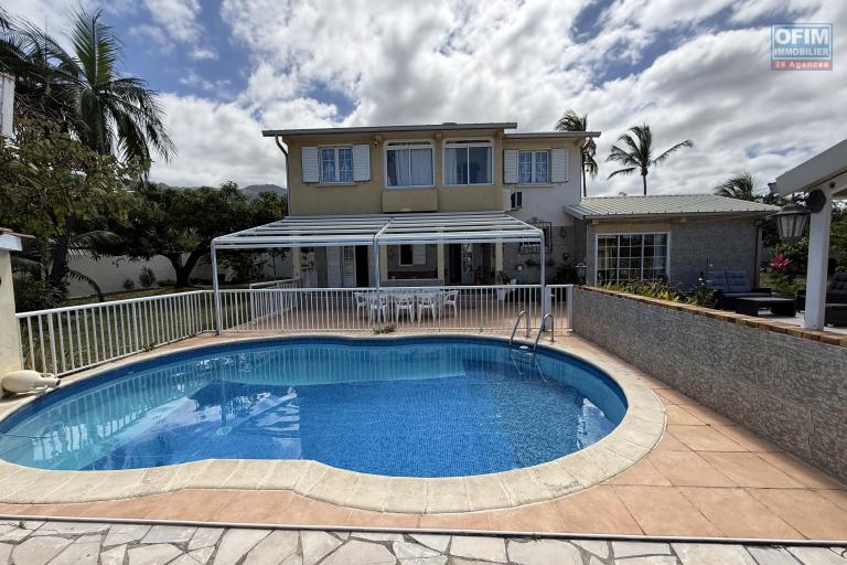 Belle propriété F5/6 avec garages et piscine, idéalement située en hyper centre d'Etang Salé Les Hauts, en impasse, implantée sur un terrain plat de 1515 m² sans vis à vis.