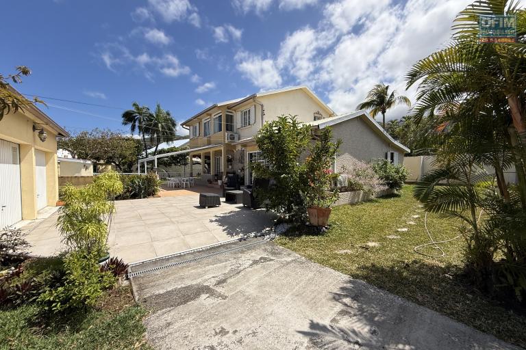 Belle propriété F5/6 avec garages et piscine, idéalement située en hyper centre d'Etang Salé Les Hauts, en impasse, implantée sur un terrain plat de 1515 m² sans vis à vis.