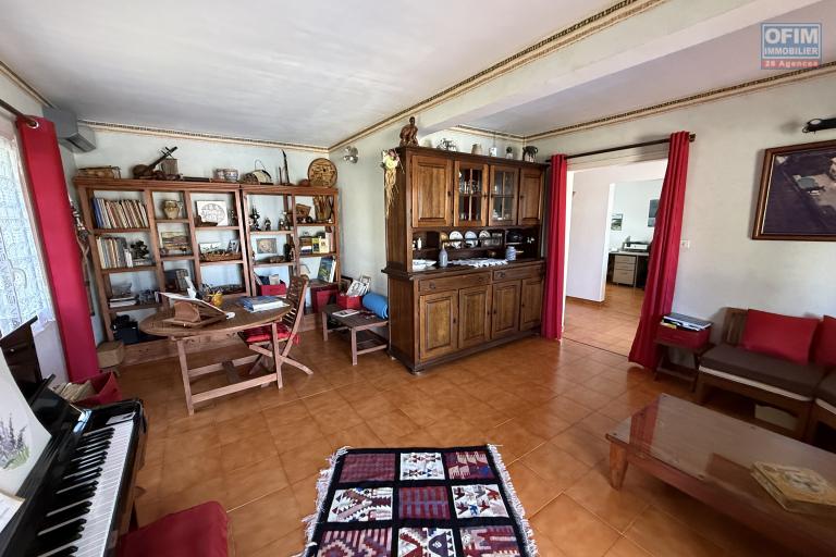 Belle propriété F5/6 avec garages et piscine, idéalement située en hyper centre d'Etang Salé Les Hauts, en impasse, implantée sur un terrain plat de 1515 m² sans vis à vis.
