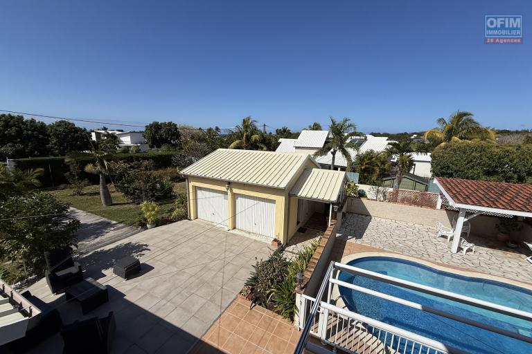 Belle propriété F5/6 avec garages et piscine, idéalement située en hyper centre d'Etang Salé Les Hauts, en impasse, implantée sur un terrain plat de 1515 m² sans vis à vis.