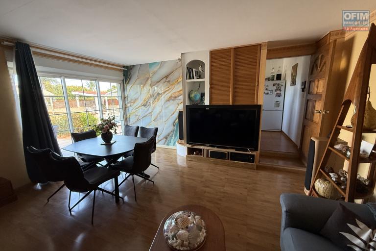 Belle propriété F5/6 avec garages et piscine, idéalement située en hyper centre d'Etang Salé Les Hauts, en impasse, implantée sur un terrain plat de 1515 m² sans vis à vis.