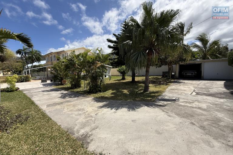 Belle propriété F5/6 avec garages et piscine, idéalement située en hyper centre d'Etang Salé Les Hauts, en impasse, implantée sur un terrain plat de 1515 m² sans vis à vis.
