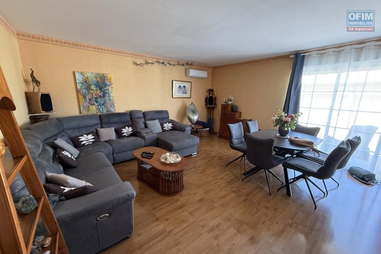 Belle propriété F5/6 avec garages et piscine, idéalement située en hyper centre d'Etang Salé Les Hauts, en impasse, implantée sur un terrain plat de 1515 m² sans vis à vis.