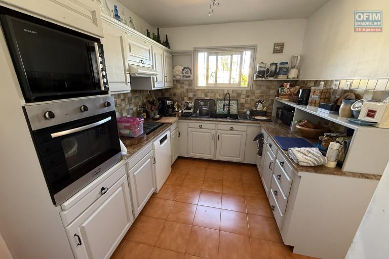 Belle propriété F5/6 avec garages et piscine, idéalement située en hyper centre d'Etang Salé Les Hauts, en impasse, implantée sur un terrain plat de 1515 m² sans vis à vis.