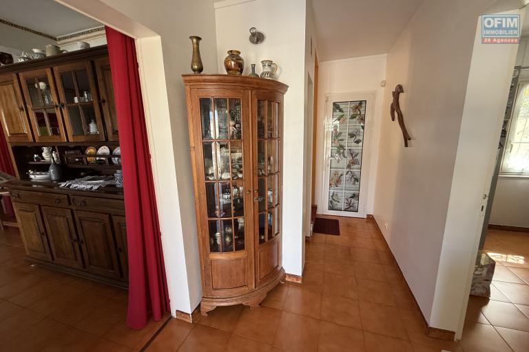 Belle propriété F5/6 avec garages et piscine, idéalement située en hyper centre d'Etang Salé Les Hauts, en impasse, implantée sur un terrain plat de 1515 m² sans vis à vis.