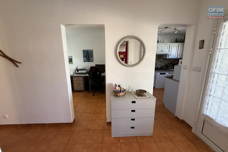 Belle propriété F5/6 avec garages et piscine, idéalement située en hyper centre d'Etang Salé Les Hauts, en impasse, implantée sur un terrain plat de 1515 m² sans vis à vis.