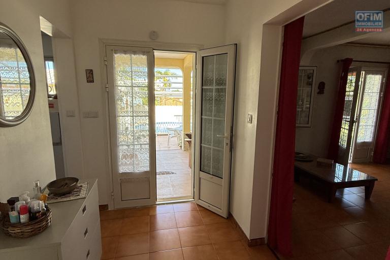 Belle propriété F5/6 avec garages et piscine, idéalement située en hyper centre d'Etang Salé Les Hauts, en impasse, implantée sur un terrain plat de 1515 m² sans vis à vis.