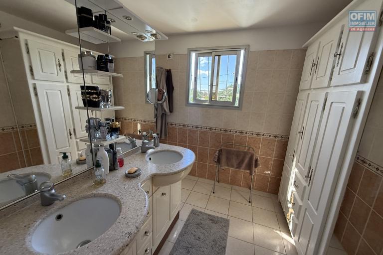 Belle propriété F5/6 avec garages et piscine, idéalement située en hyper centre d'Etang Salé Les Hauts, en impasse, implantée sur un terrain plat de 1515 m² sans vis à vis.