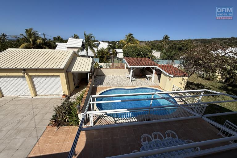 Belle propriété F5/6 avec garages et piscine, idéalement située en hyper centre d'Etang Salé Les Hauts, en impasse, implantée sur un terrain plat de 1515 m² sans vis à vis.