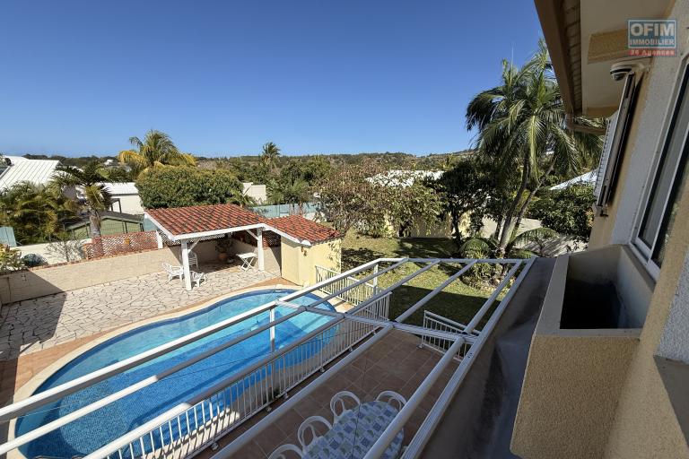 Belle propriété F5/6 avec garages et piscine, idéalement située en hyper centre d'Etang Salé Les Hauts, en impasse, implantée sur un terrain plat de 1515 m² sans vis à vis.