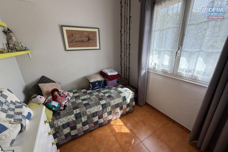 Belle propriété F5/6 avec garages et piscine, idéalement située en hyper centre d'Etang Salé Les Hauts, en impasse, implantée sur un terrain plat de 1515 m² sans vis à vis.
