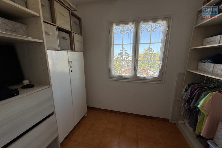 Belle propriété F5/6 avec garages et piscine, idéalement située en hyper centre d'Etang Salé Les Hauts, en impasse, implantée sur un terrain plat de 1515 m² sans vis à vis.
