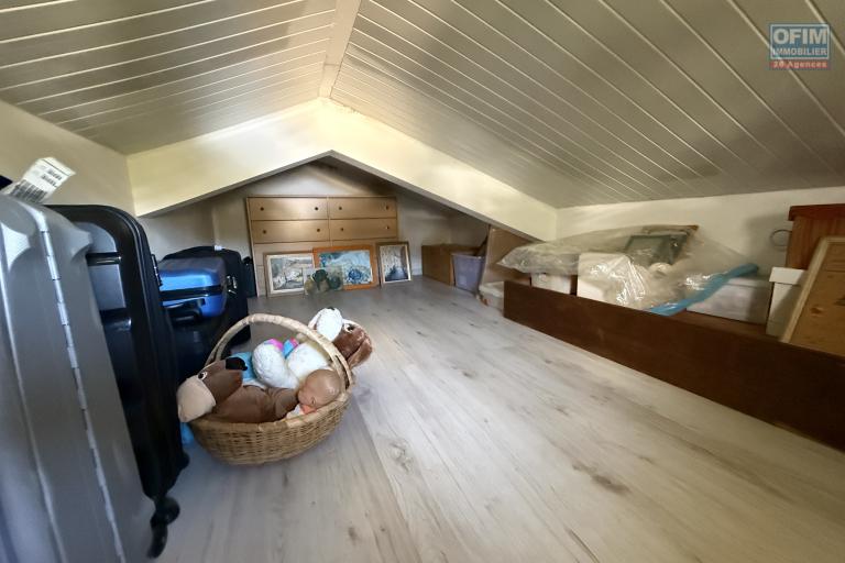 Belle propriété F5/6 avec garages et piscine, idéalement située en hyper centre d'Etang Salé Les Hauts, en impasse, implantée sur un terrain plat de 1515 m² sans vis à vis.