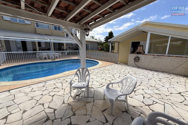 Belle propriété F5/6 avec garages et piscine, idéalement située en hyper centre d'Etang Salé Les Hauts, en impasse, implantée sur un terrain plat de 1515 m² sans vis à vis.