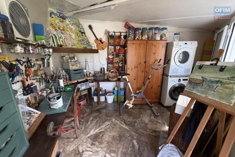 Belle propriété F5/6 avec garages et piscine, idéalement située en hyper centre d'Etang Salé Les Hauts, en impasse, implantée sur un terrain plat de 1515 m² sans vis à vis.
