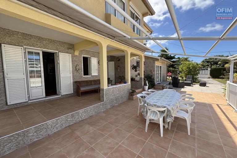 Belle propriété F5/6 avec garages et piscine, idéalement située en hyper centre d'Etang Salé Les Hauts, en impasse, implantée sur un terrain plat de 1515 m² sans vis à vis.
