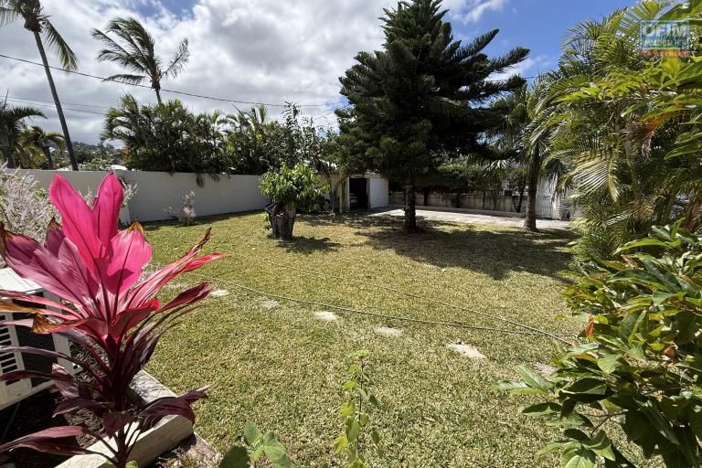 Belle propriété F5/6 avec garages et piscine, idéalement située en hyper centre d'Etang Salé Les Hauts, en impasse, implantée sur un terrain plat de 1515 m² sans vis à vis.