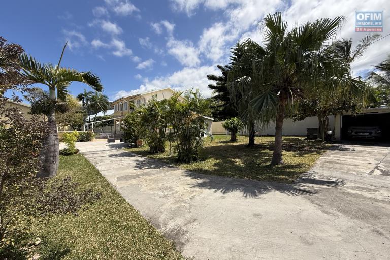 Belle propriété F5/6 avec garages et piscine, idéalement située en hyper centre d'Etang Salé Les Hauts, en impasse, implantée sur un terrain plat de 1515 m² sans vis à vis.