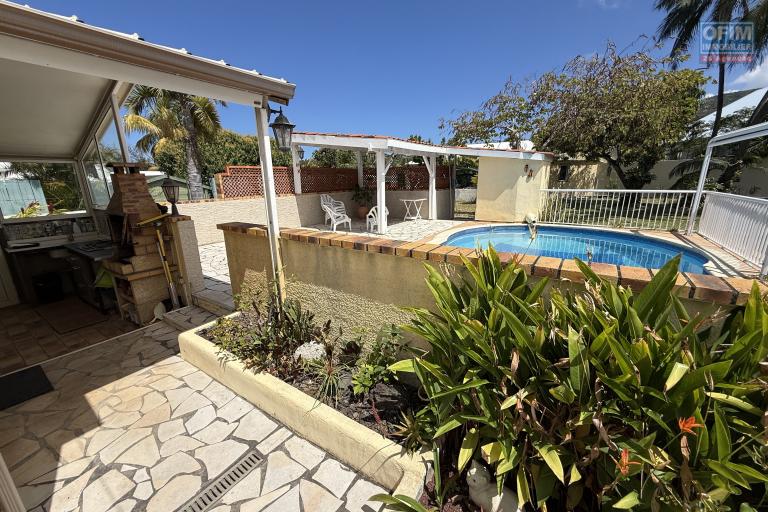 Belle propriété F5/6 avec garages et piscine, idéalement située en hyper centre d'Etang Salé Les Hauts, en impasse, implantée sur un terrain plat de 1515 m² sans vis à vis.