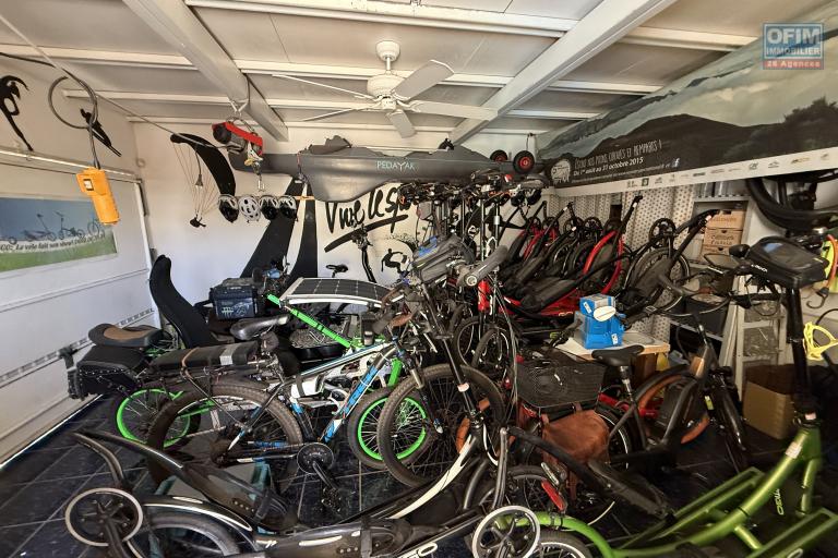 Belle propriété F5/6 avec garages et piscine, idéalement située en hyper centre d'Etang Salé Les Hauts, en impasse, implantée sur un terrain plat de 1515 m² sans vis à vis.