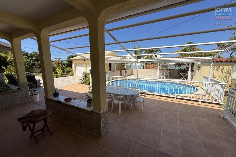 Belle propriété F5/6 avec garages et piscine, idéalement située en hyper centre d'Etang Salé Les Hauts, en impasse, implantée sur un terrain plat de 1515 m² sans vis à vis.