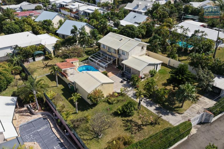 Belle propriété F5/6 avec garages et piscine, idéalement située en hyper centre d'Etang Salé Les Hauts, en impasse, implantée sur un terrain plat de 1515 m² sans vis à vis.
