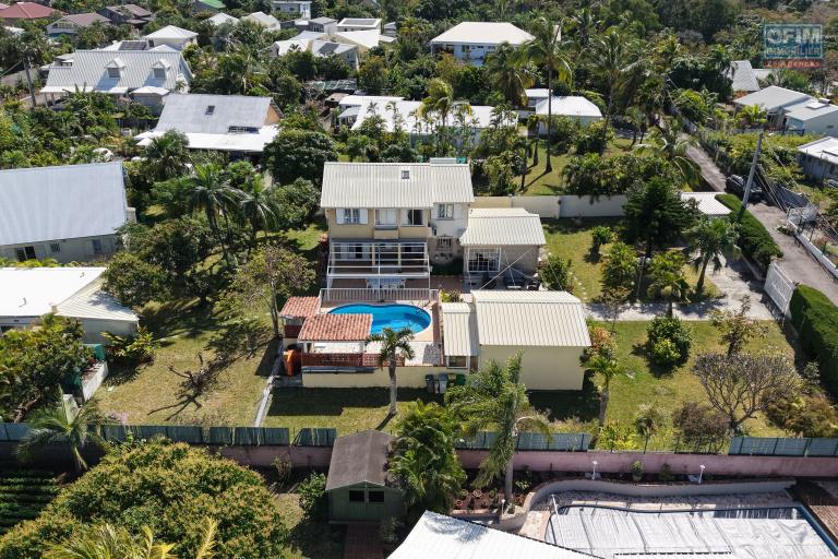 Belle propriété F5/6 avec garages et piscine, idéalement située en hyper centre d'Etang Salé Les Hauts, en impasse, implantée sur un terrain plat de 1515 m² sans vis à vis.