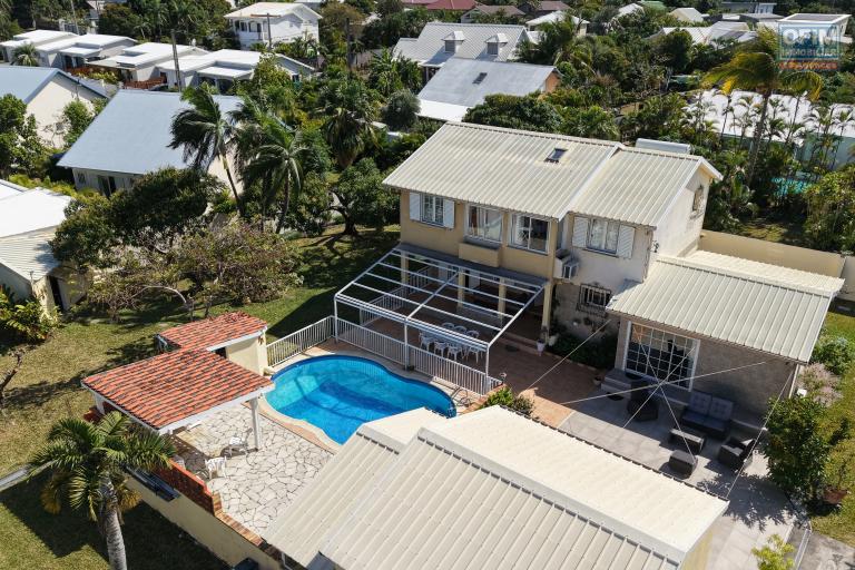 Belle propriété F5/6 avec garages et piscine, idéalement située en hyper centre d'Etang Salé Les Hauts, en impasse, implantée sur un terrain plat de 1515 m² sans vis à vis.