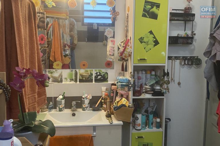 A vendre appartement T2 avec varangue et Parking en sous-sol- La Possession.