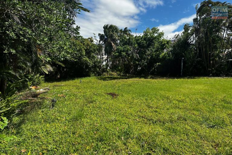 a vendre parcelle de terrain de 522 m² situé en centre ville de Saint-Benoît