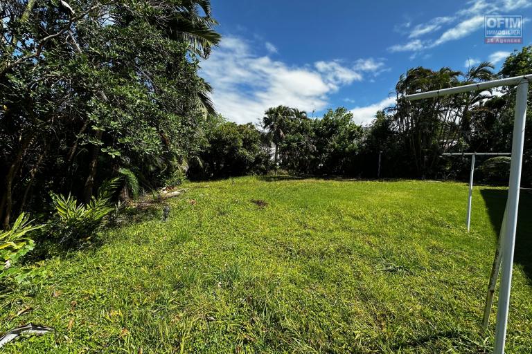 a vendre parcelle de terrain de 522 m² situé en centre ville de Saint-Benoît