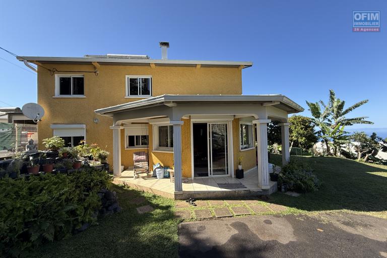 Grande propriété F8 en R+1 avec garage sur 1004 m² de terrain , située à 500 m d'altitude à 10 minutes de l'hyper centre d'Etang Salé Les Hauts, en impasse, avec vue océan imprenable.