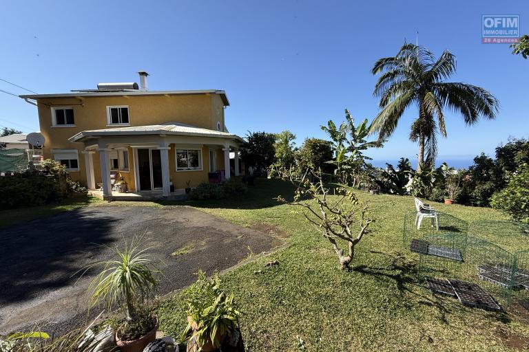 Grande propriété F8 en R+1 avec garage sur 1004 m² de terrain , située à 500 m d'altitude à 10 minutes de l'hyper centre d'Etang Salé Les Hauts, en impasse, avec vue océan imprenable.