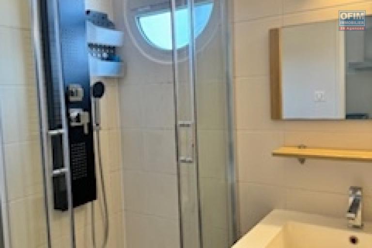 A Louer ce jolie appartement de type F1 meublé sur la résidence PROXIMA à Sainte Clotilde.