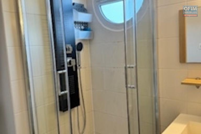A Louer ce jolie appartement de type F1 meublé sur la résidence PROXIMA à Sainte Clotilde.