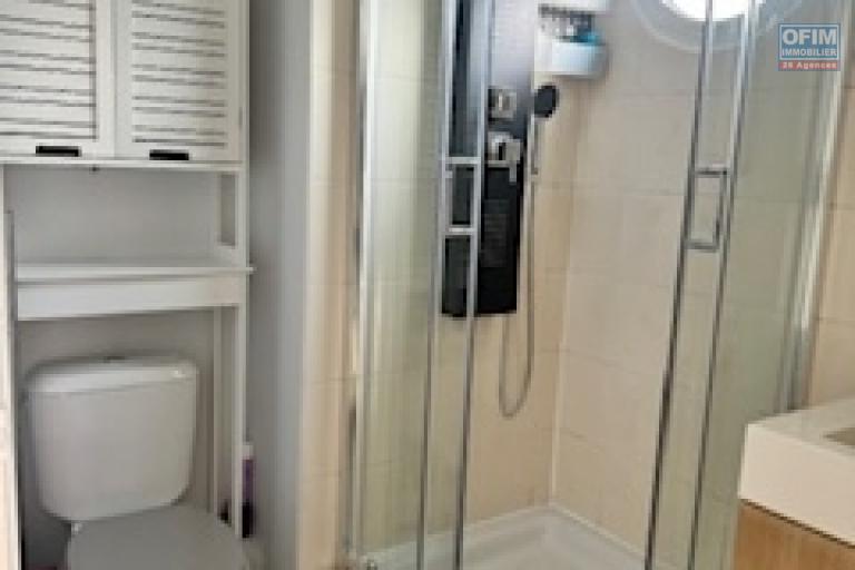 A Louer ce jolie appartement de type F1 meublé sur la résidence PROXIMA à Sainte Clotilde.