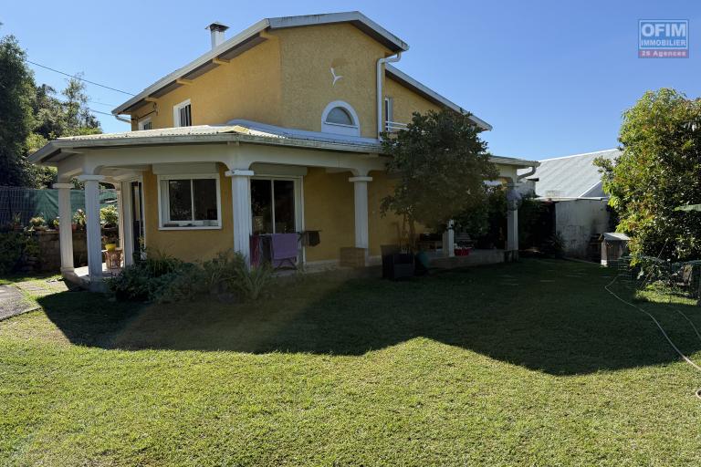 Grande propriété F8 en R+1 avec garage sur 1004 m² de terrain , située à 500 m d'altitude à 10 minutes de l'hyper centre d'Etang Salé Les Hauts, en impasse, avec vue océan imprenable.